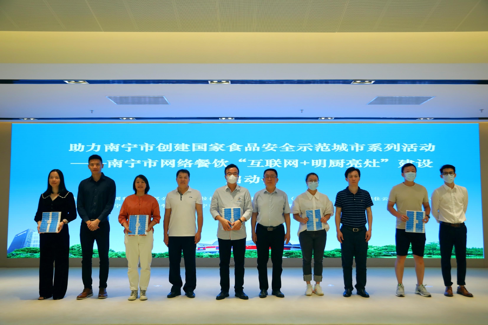 關(guān)于南寧互聯(lián)網(wǎng)違法嗎最新消息的信息