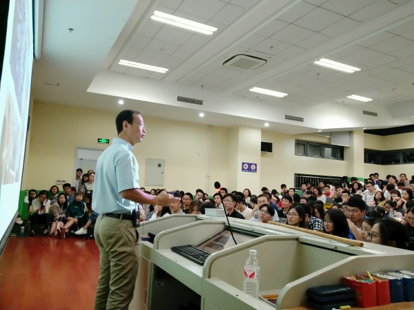 互聯(lián)網(wǎng)時(shí)代新聞素養(yǎng)課程(互聯(lián)網(wǎng)時(shí)代下的媒體人素養(yǎng))