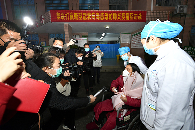 互聯(lián)網抗擊疫情新聞報道(互聯(lián)網抗擊疫情新聞報道題目)