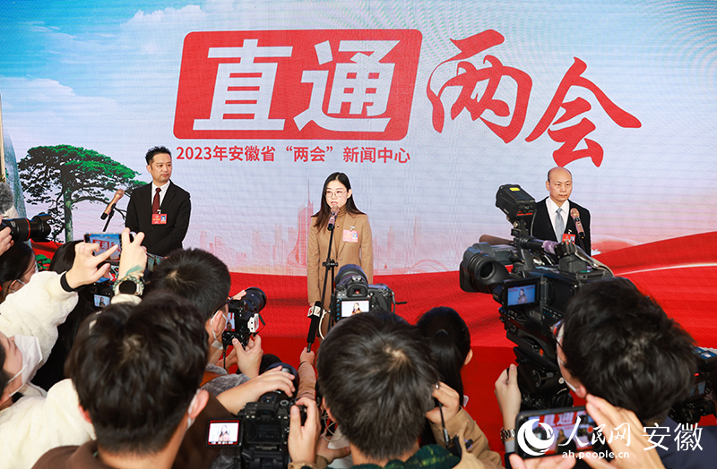 互聯(lián)網(wǎng)擁抱經(jīng)濟新聞稿(互聯(lián)網(wǎng)帶動經(jīng)濟發(fā)展作文)