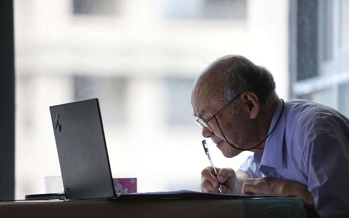 老人脫節(jié)互聯(lián)網(wǎng)時代的新聞(老人與互聯(lián)網(wǎng)時代脫節(jié)議論文)